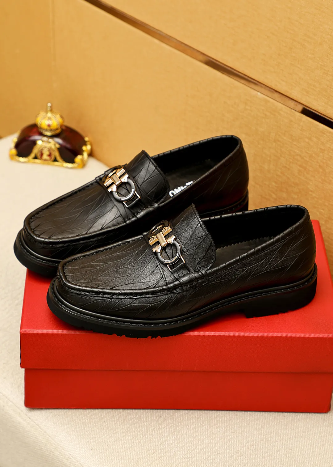 Men's shoes 💰520 💐 Product trademark: Ferragamo "Ferragamo" casual leather shoes Regular size: 38-44 (45.46🉑️customized) Product materials: Selected imported first-layer calfskin embossed upper + original hardware buckle, imported water-dyed cow leather lining. Strong three-dimensional visual effect, original outsole color: 1⃣️color optional